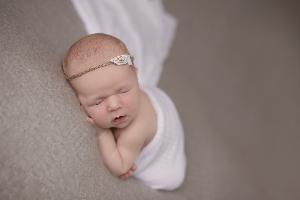 baby-girl-newborn-pictures-humboldt-sk-02