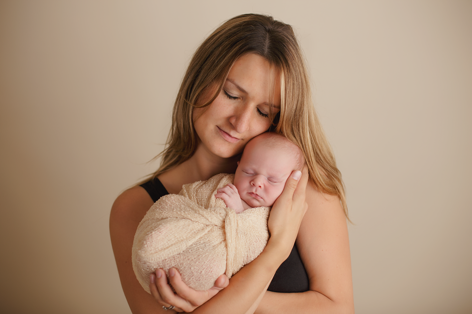 mom-and-baby-newborn-photography-humboldt-sk
